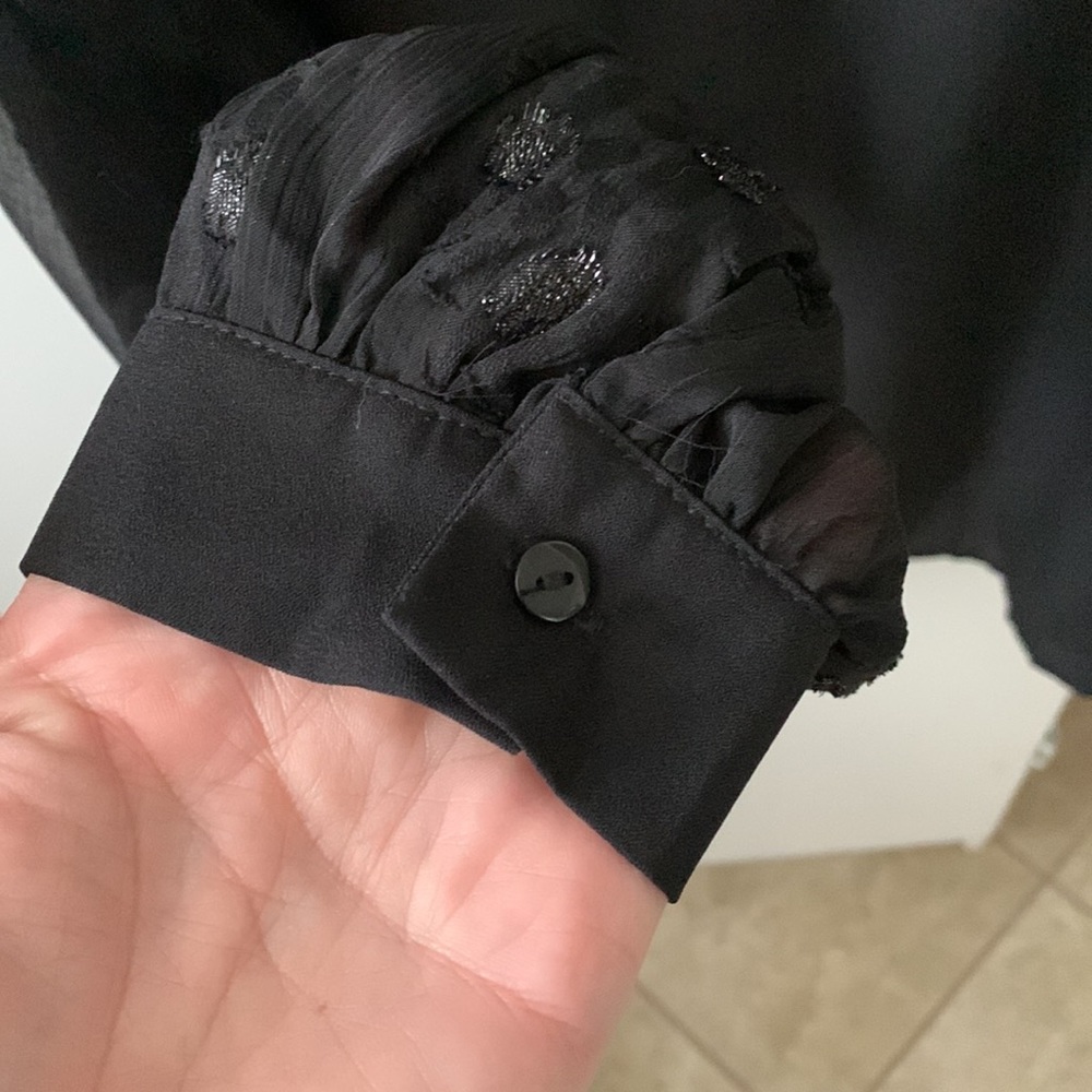 ❤️CUTE RUFFLE BLACK BLOUSE ❤️ - Picture 4 of 7